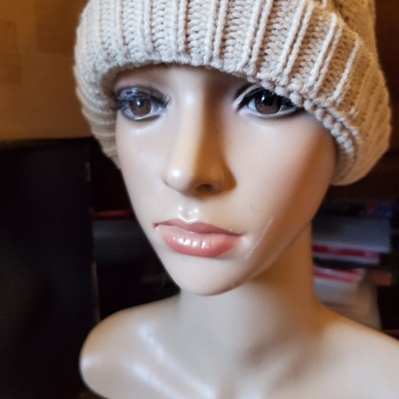 Chic Ruff hats with high openings for ponytails - Picture 7 of 9